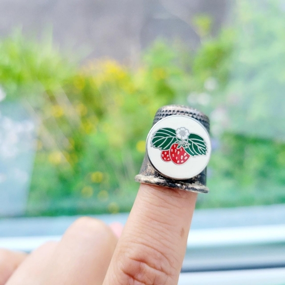 Vintage Strawberry Flower Thimble - Picture 4 of 8